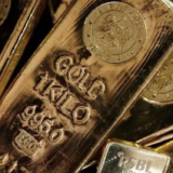 金の暴落は「当然の調整」